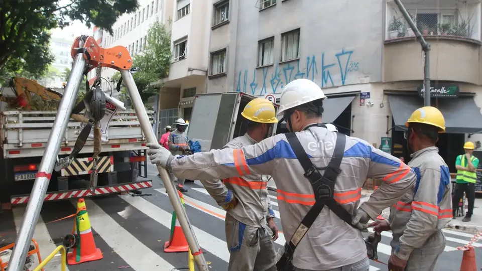 Distribuidora de energia informa que já restabeleceu o fornecimento para 500 mil unidades após ocorrências nas linhas de transmissão.