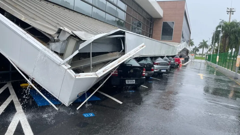 Estrutura do supermercado Sonda desabou e atingiu veículos; Defesa Civil não registrou feridos.