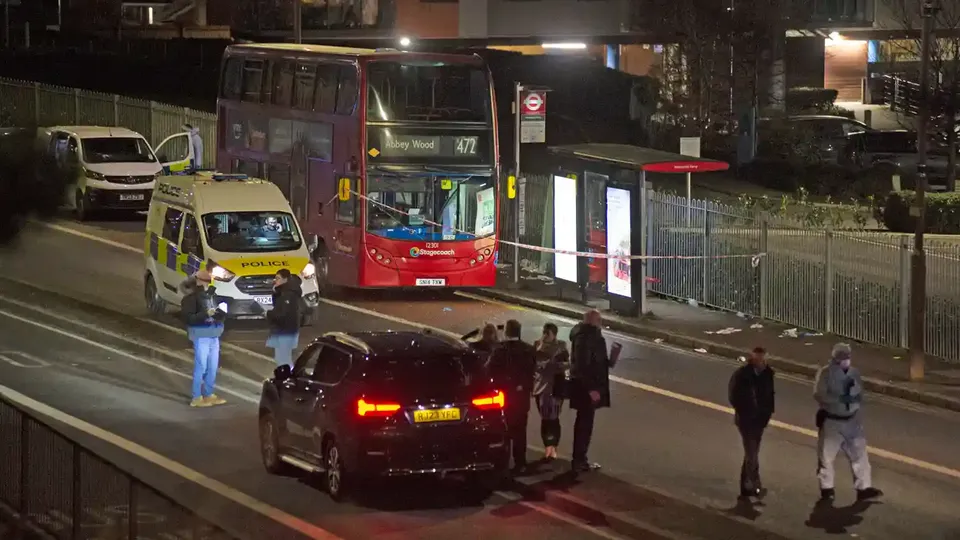 Menino de 14 anos é esfaqueado até a morte em ônibus em Woolwich, Londres