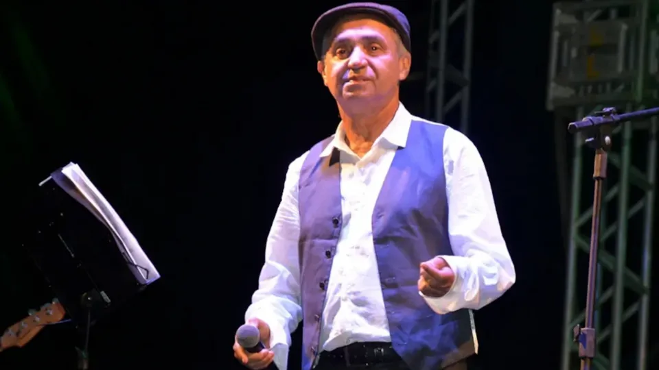 Carlos Pitta, ícone da MPB, faleceu aos 67 anos em Salvador, deixando um legado musical significativo.
