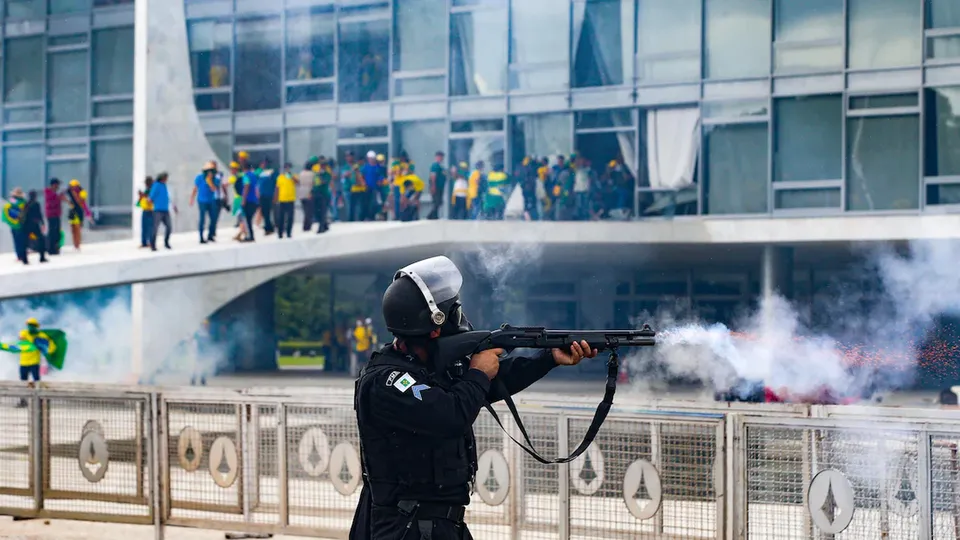 Dois anos após os ataques que devastaram a Praça dos Três Poderes, o STF atualiza números sobre as condenações e investigações em curso.