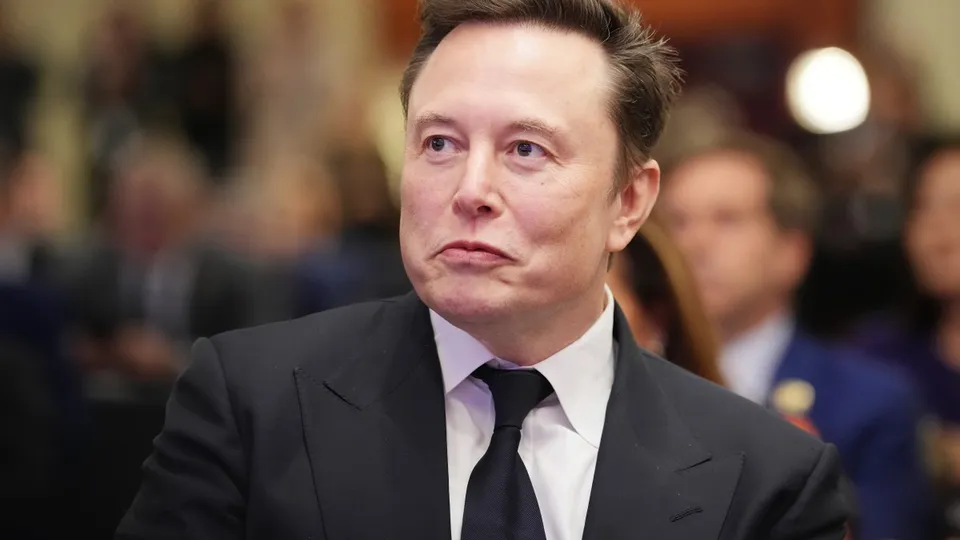 Errol Musk, pai do bilionário, destaca laços familiares que motivam o desejo de compra do clube inglês.