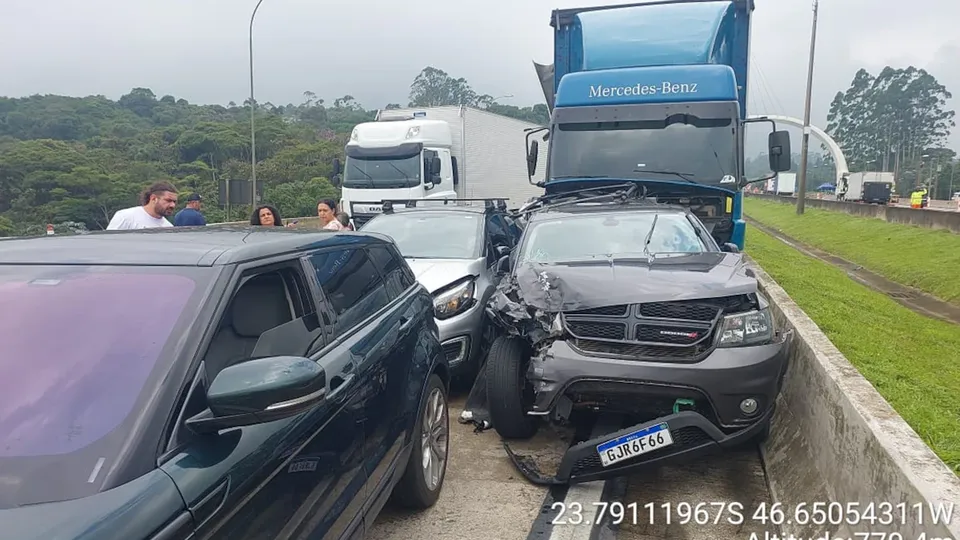 Acidente ocorreu na tarde desta terça-feira, com envolvimento de dez veículos na pista interna do Rodoanel Mário Covas.