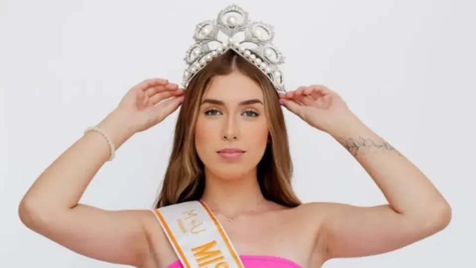 Gabrielly Vitória, jovem miss, perdeu o título após vídeo em que solta bombinhas em gatos viralizar nas redes sociais.