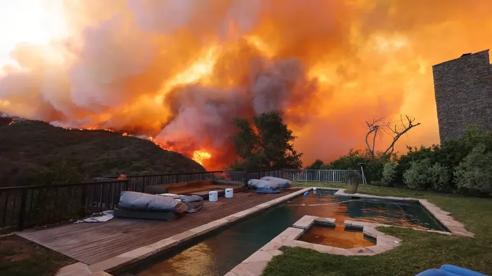 Com ventos fortes e clima seco, o incêndio já consumiu 80 hectares e ameaça residências na região.