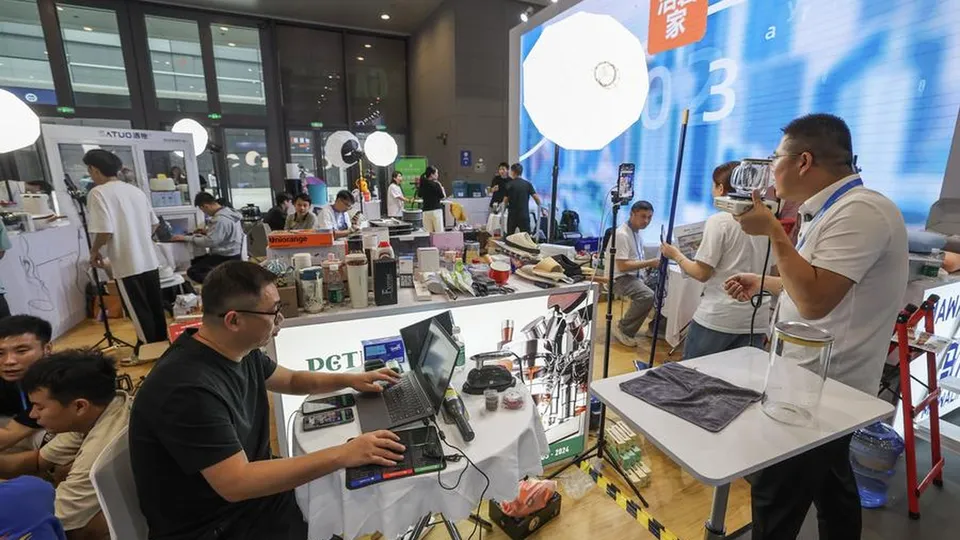 A China adiciona eletrodomésticos ao seu programa de subsídios, visando reativar a economia e aumentar a confiança do consumidor.