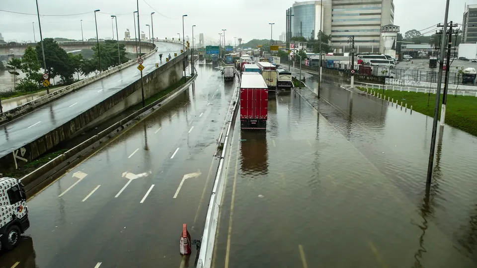 Nesta quarta-feira, a capital paulista terá muitas nuvens e tempo abafado, com chuvas isoladas e risco de alagamentos.