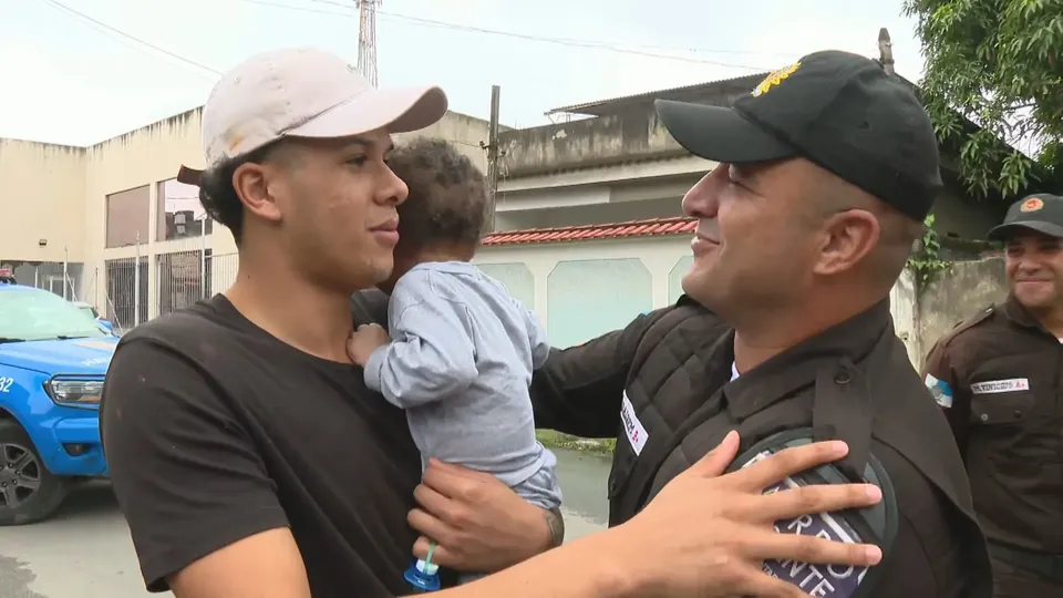 Policiais salvam bebê engasgado em Belford Roxo após convulsão