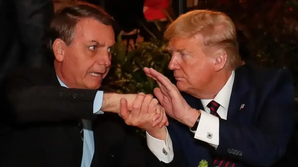 Bolsonaro recebe convite de Trump para posse, mas aguarda autorização de Moraes