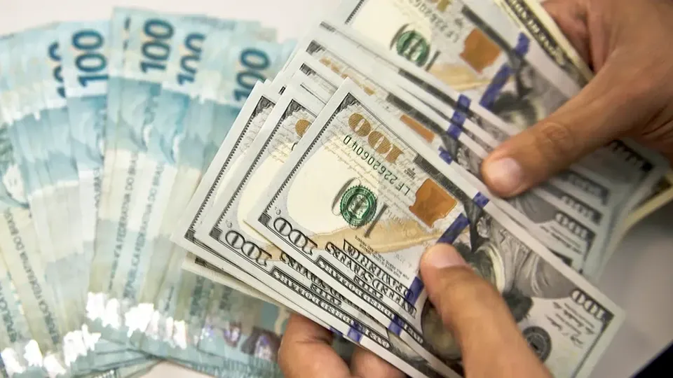 A valorização do dólar é impulsionada pela retórica protecionista de Donald Trump e dados da produção industrial no Brasil.