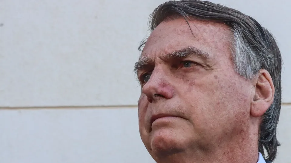 O ex-presidente Jair Bolsonaro solicita ao STF a liberação de seu passaporte para comparecer à posse do presidente dos EUA, Donald Trump.