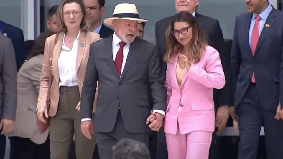 Durante discurso, presidente afirma que 'na maioria das vezes, amantes são mais apaixonados' e gera polêmica.