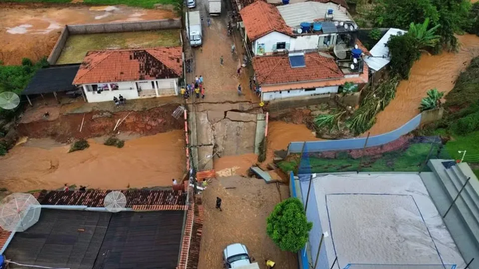 A forte chuva que atingiu a cidade de Dom Silvério, em Minas Gerais, deixou moradores ilhados e causou grandes danos na infraestrutura.
