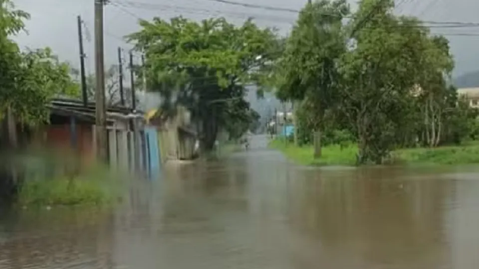 Temporal em Peruíbe, SP, causa alagamentos e deixa famílias desabrigadas