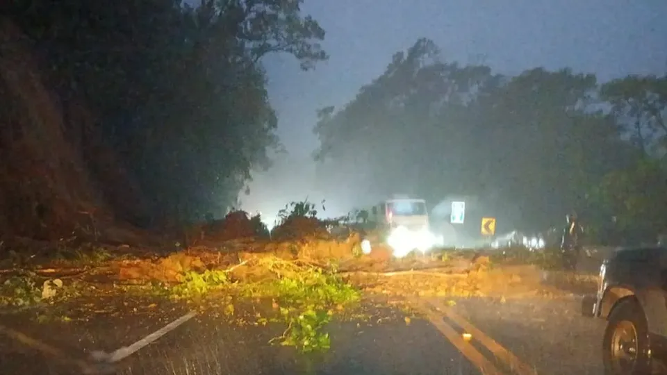 Deslizamento de encosta interdita rodovia Mogi-Bertioga em ambos os sentidos