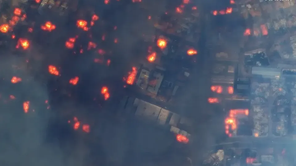 Registros mostram o impacto dos incêndios florestais na região, com áreas antes habitadas agora em cinzas.