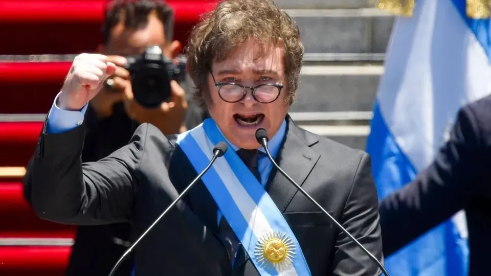 O presidente argentino Javier Milei privatiza a metalúrgica Impsa, concedendo controle à ARC Energy, empresa americana.