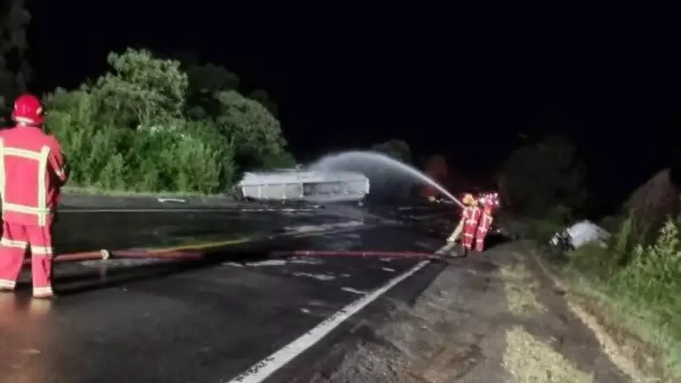 Dois caminhoneiros morrem em acidente na BR-476; rodovia permanece interditada