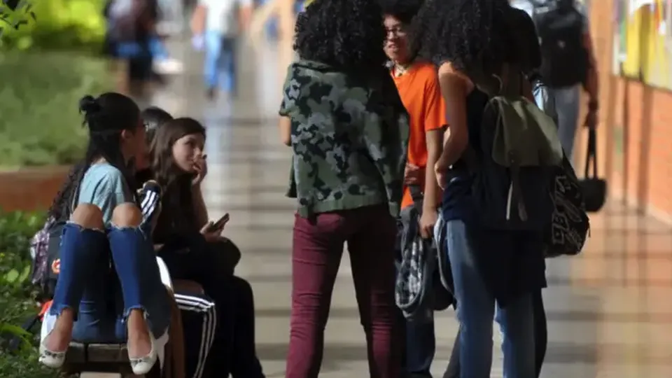 O prefeito Felipe Carielo (PSD) justifica a medida como necessária para proteger crianças e adolescentes de conteúdos inadequados.