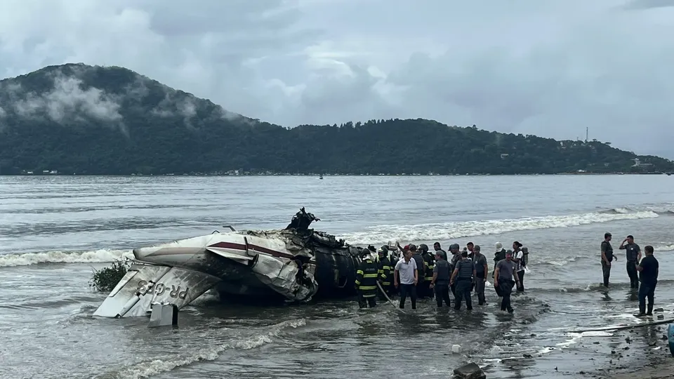 Avião cai e pega fogo em Ubatuba, litoral de São Paulo