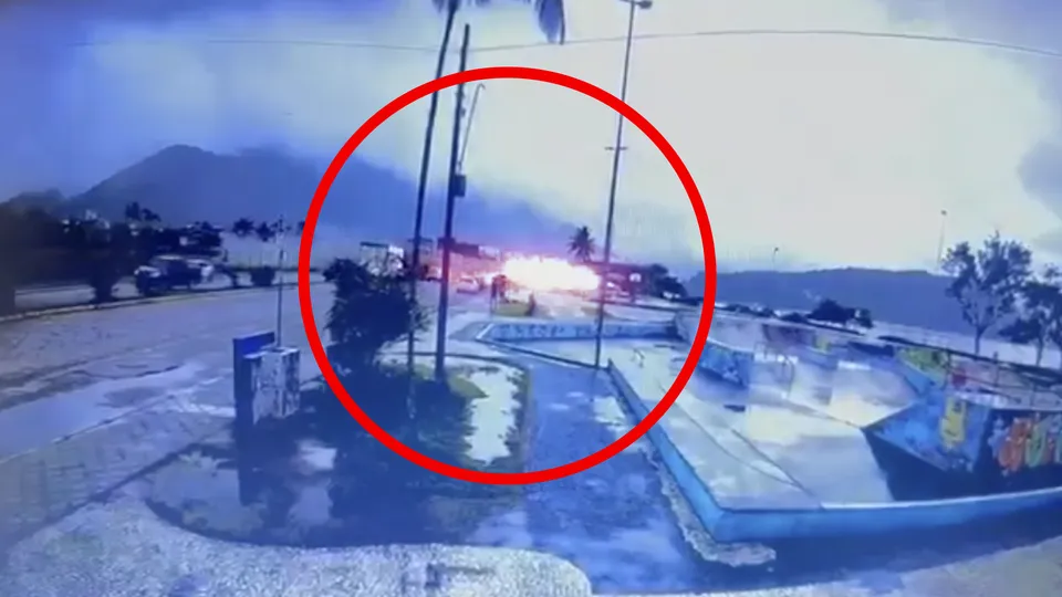 Avião de pequeno porte caiu na praia de Itaguá; informações sobre vítimas ainda são escassas.