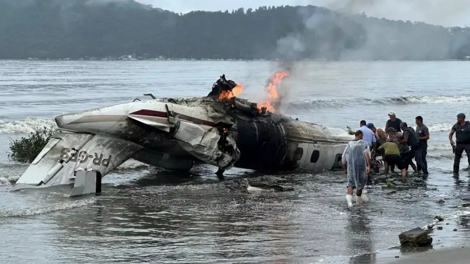 Um avião de pequeno porte explodiu em uma praia de Ubatuba, no litoral de São Paulo, na manhã desta quinta-feira (9/1)