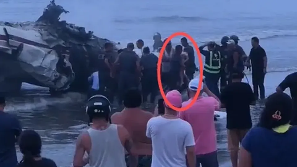 A aeronave, que levava cinco pessoas, caiu na Praia do Cruzeiro; uma morte foi confirmada.