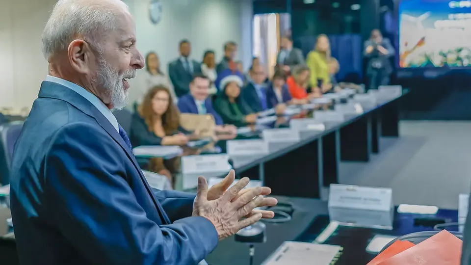 O presidente Luiz Inácio Lula da Silva promove reunião para tratar do projeto de renegociação da dívida dos Estados com a União.