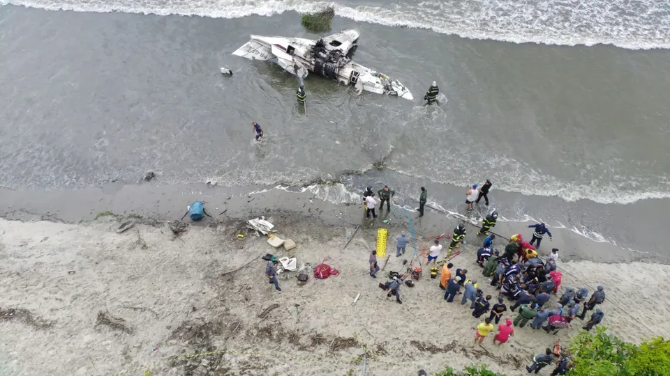 FAB investiga causas da queda de avião em Ubatuba que deixou um morto e sete feridos