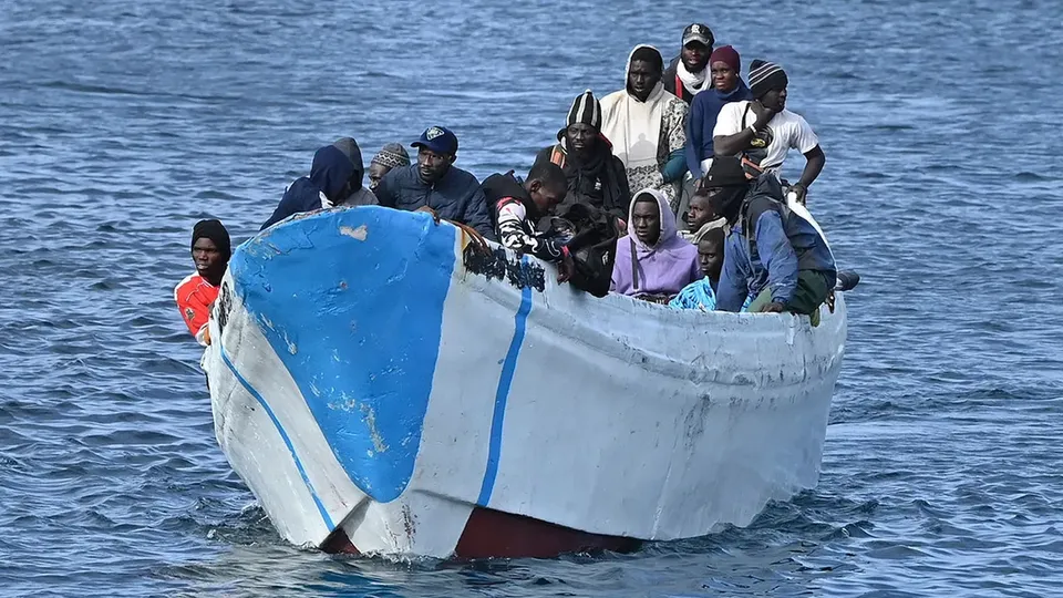 Uma criança nasceu em um barco com 60 imigrantes ilegais que foi resgatado próximo a Lanzarote; mãe e bebê passam bem.