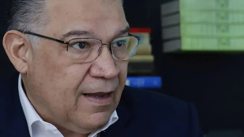 Enrique Márquez, ex-candidato à presidência, é detido sob acusações de articular posse paralela do opositor Edmundo González.