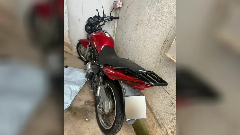 Ela ficou com o veículo até que motociclista pagasse o conserto do carro danificado.