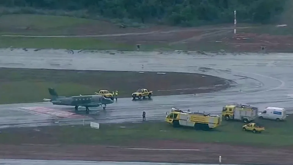 A aeronave da Força Aérea Brasileira fez pouso seguro às 11h58 desta quinta-feira (9) após apresentar problemas hidráulicos.