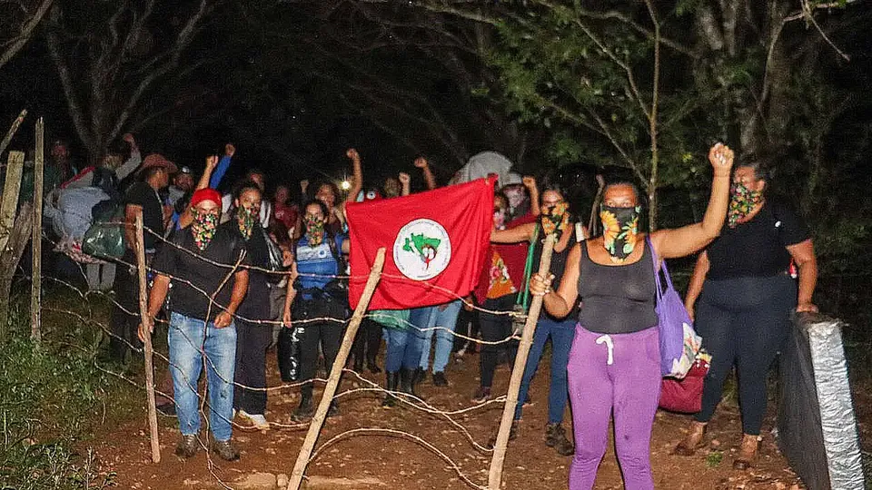 Comitiva do MST participa de evento em Caracas, enquanto Maduro é criticado por fraudes eleitorais.