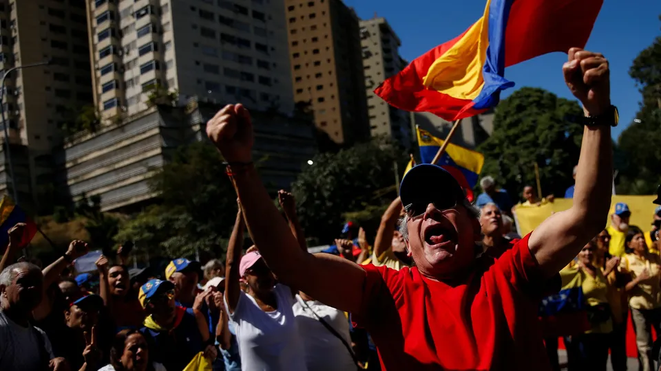 A população venezuelana se mobiliza contra a posse de Nicolás Maduro, que fraudou eleições e é visto como ilegítimo.