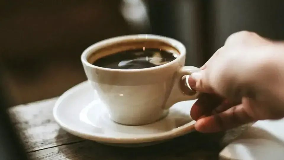 Estudos divergem sobre os efeitos do café no hormônio do estresse; saiba o que é seguro consumir pela manhã.