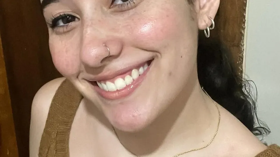 Uma jovem de 18 anos que morreu após ser atropelada por uma carreta em Rolândia foi sepultada vestida de noiva.