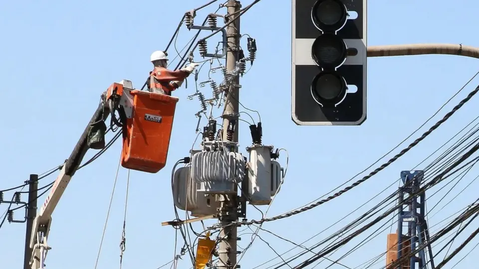 Órgão exige explicações sobre interrupções frequentes de energia após temporais na Grande São Paulo.