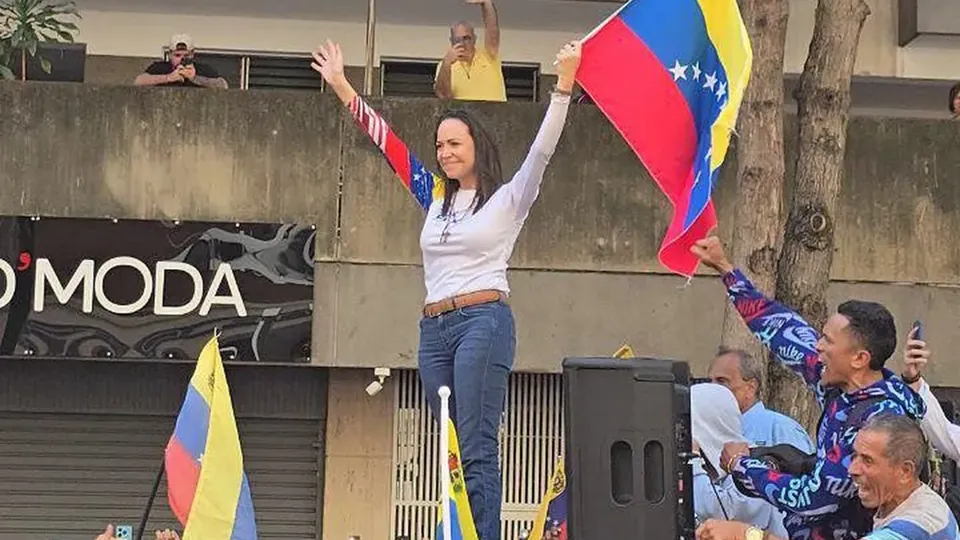 A líder da oposição venezuelana, María Corina Machado, foi detida ao deixar manifestação contra o regime de Maduro nesta quinta-feira (9).