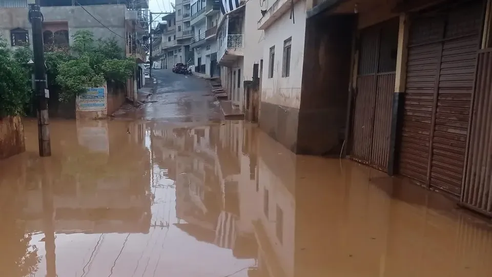 A tragédia ocorreu na zona rural de Tombos, onde as chuvas causaram alagamentos e riscos à população.