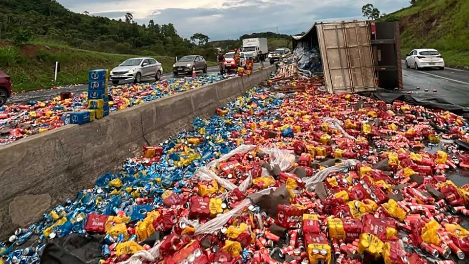 Acidente ocorreu no km 786 da rodovia; quatro pessoas ficaram feridas e parte da carga foi derramada.