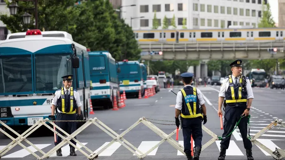 Ataque com martelo na Universidade Hosei em Tóquio deixa oito feridos; mulher é presa