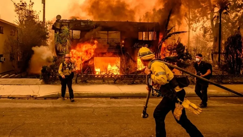 Mais de 180 mil pessoas são forçadas a evacuar enquanto as chamas continuam fora de controle