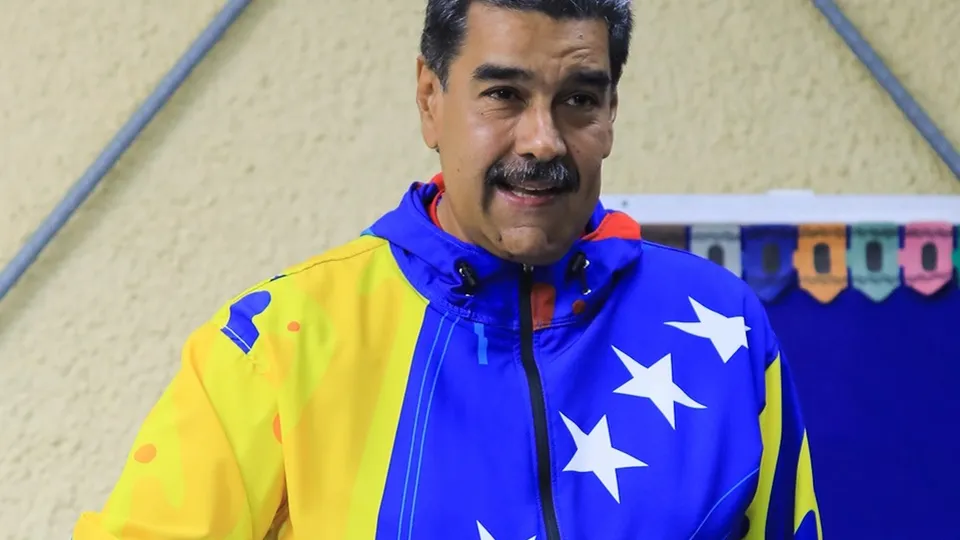 O presidente venezuelano, Nicolás Maduro, assume seu terceiro mandato em meio a acusações de fraude e repressão à oposição.