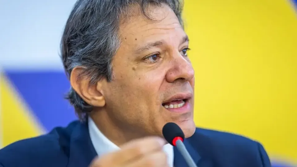 Após promessas não cumpridas, como a isenção de taxas em compras internacionais, governo enfrenta desconfiança em suas comunicações.