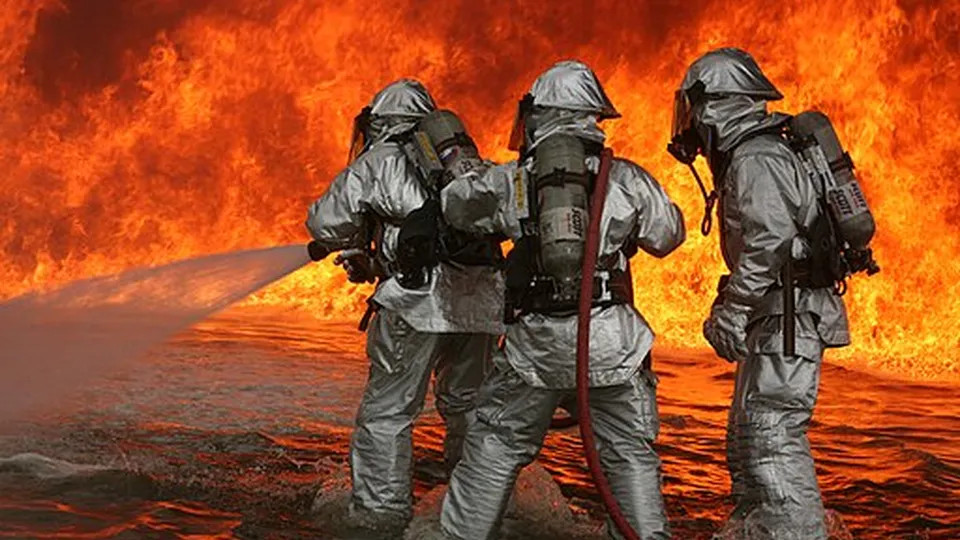 Os incêndios florestais que atingem Los Angeles deixaram dez mortos e devastaram cerca de 10 mil imóveis, segundo autoridades locais.