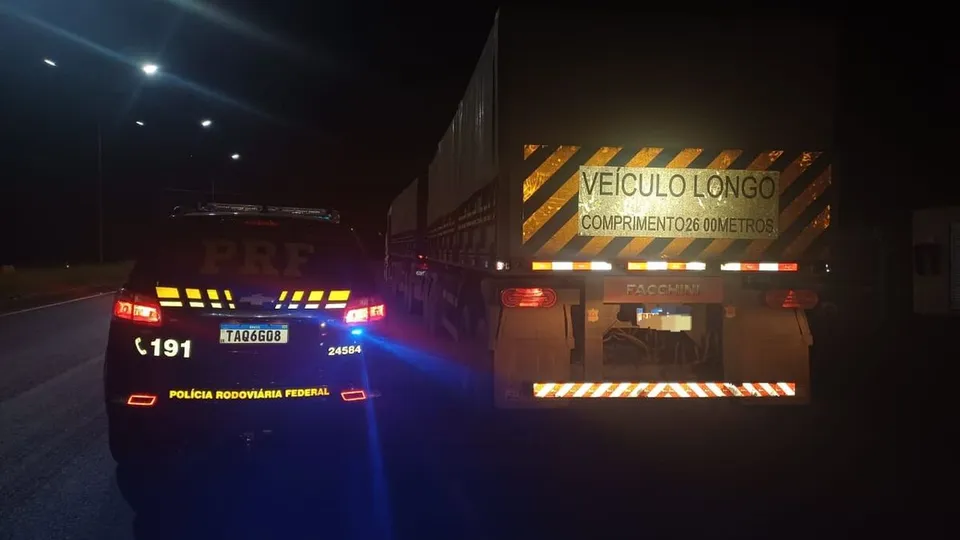 Motorista foi interceptado na BR-376 em Mandaguari após longas horas sem descanso. PRF intensifica fiscalização nas rodovias.