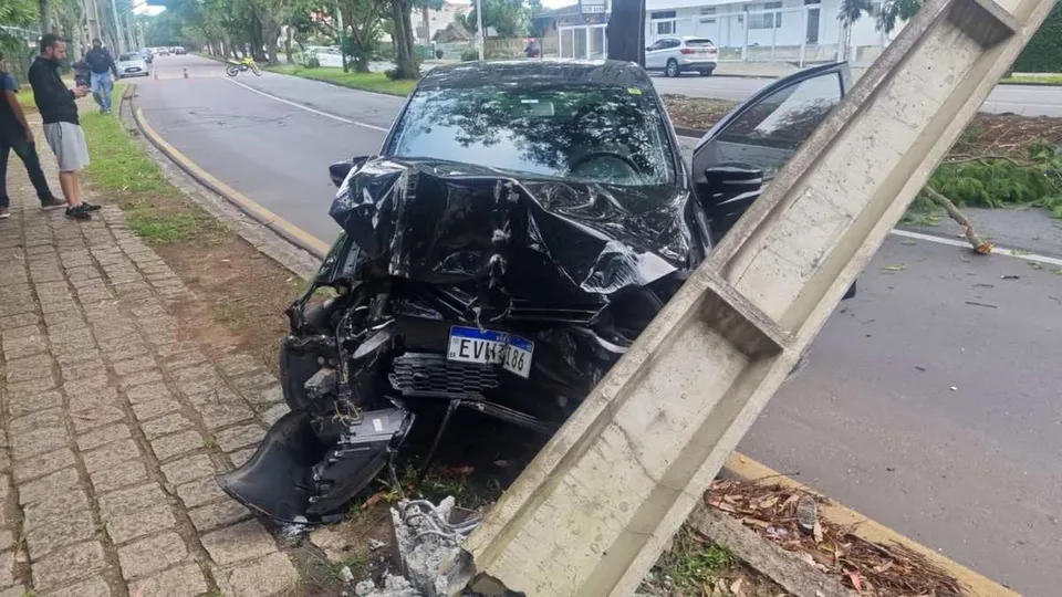 Mulher grávida passa mal ao volante e colide com poste em Curitiba