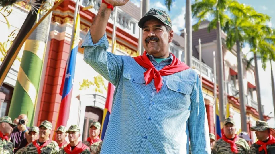 Após fortíssimas evidências de fraude na eleição, Maduro assume novamente a presidência da Venezuela.
