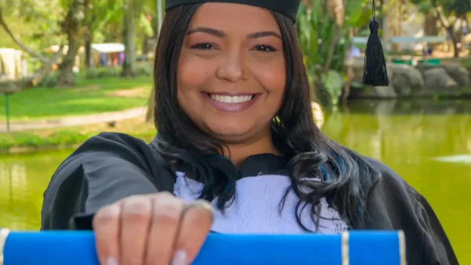 Amanda da Silva Barros, de 30 anos, faleceu durante um procedimento estético. A polícia investiga o caso.